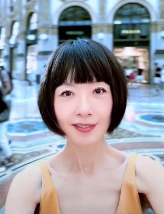 53岁陈鲁豫近照曝光,瘦成排骨胸小鸟腿,称吃主食米饭按粒吃_身材_照片
