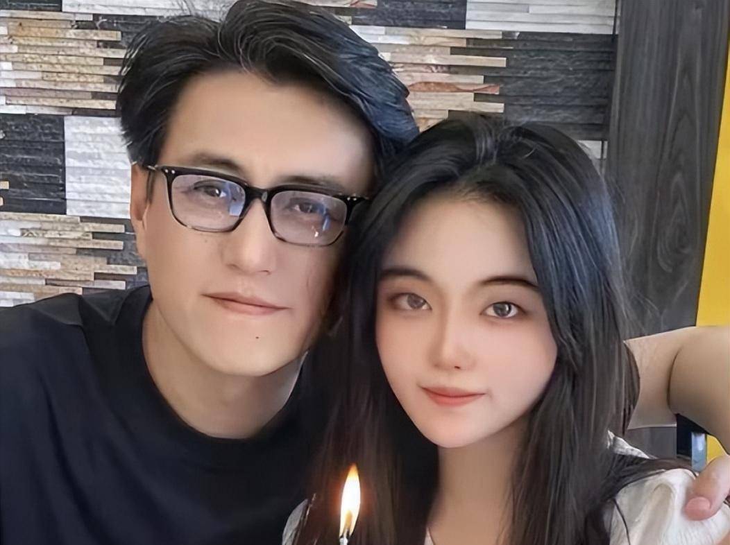 靳东罕晒家庭照!