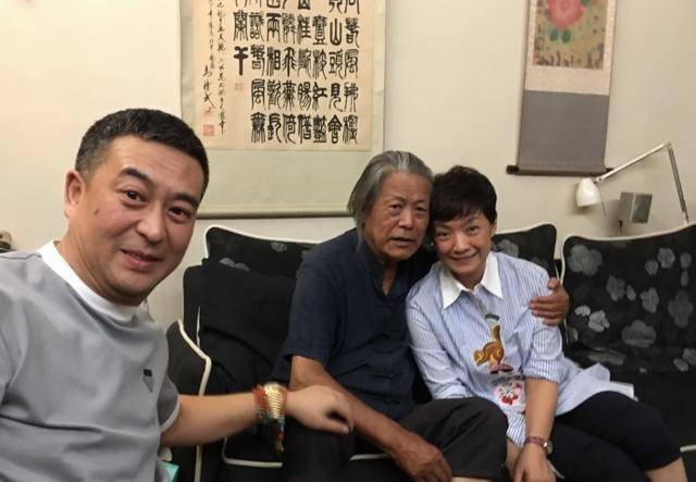 张嘉译与老婆近照曝光,两人一同看望北电老师,搂在一起画面很甜_王