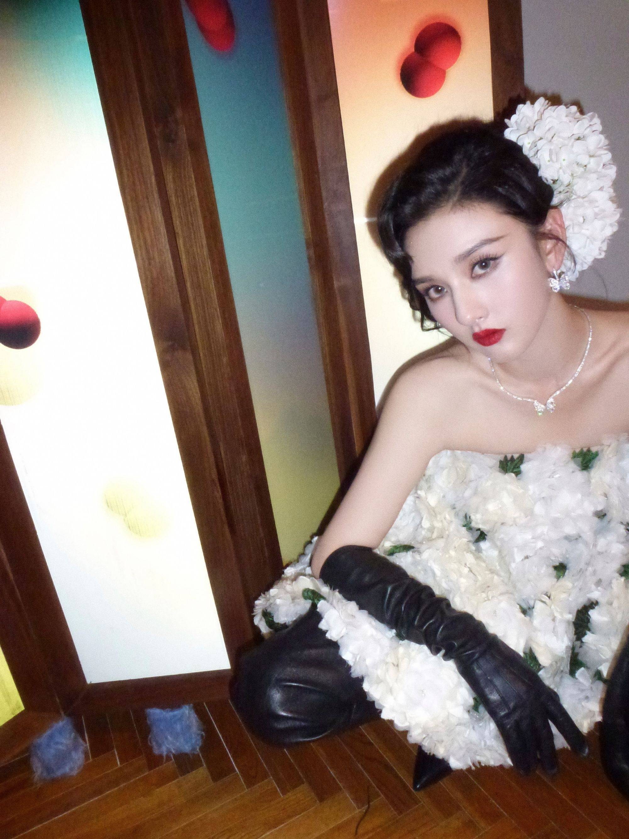 宋祖儿花仙子齐膝靴性感香肩写真