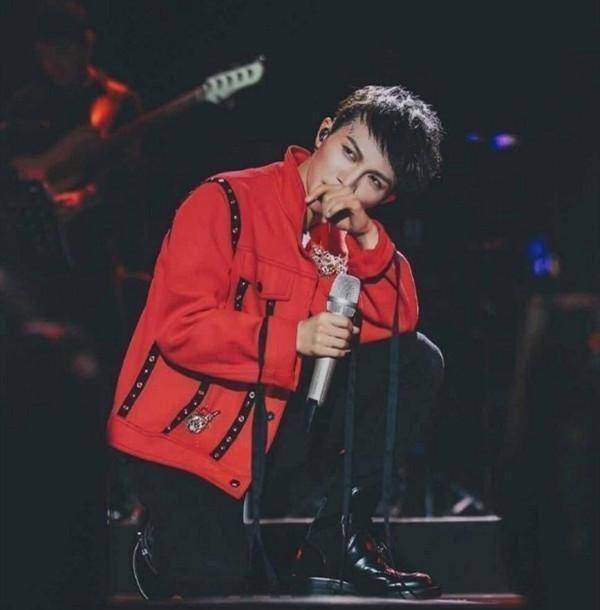 的前几集中,周深尝试了欢快的《monsters》,中俄双人混搭《达尼亚》