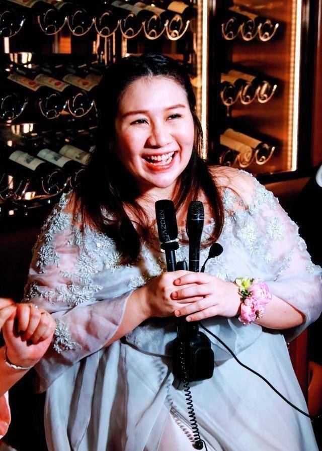 何超盈挺着7个月"巨肚"当伴娘被嘲:不知道孕妇当伴娘是禁忌?