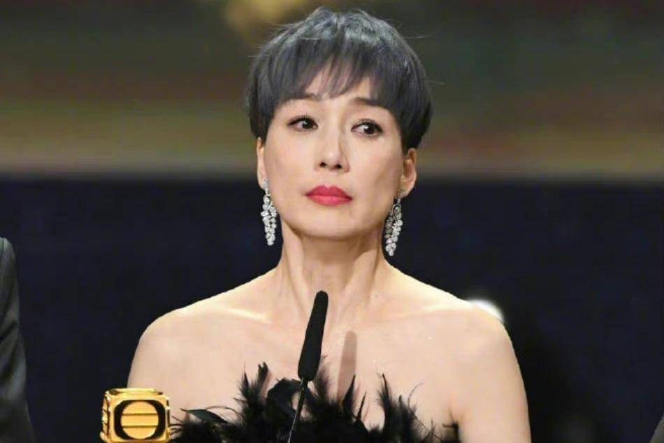 港剧排行榜_仅仅2集就冲上了榜首,这部轰轰烈烈的港剧改写了2023警匪剧的天花板