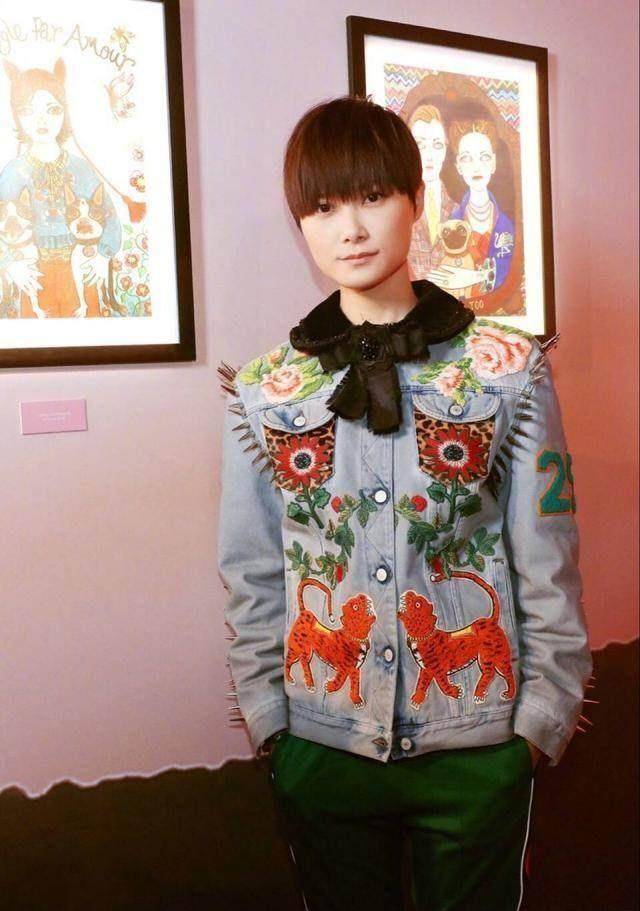 想要借鉴李宇春小姐姐穿搭的妹子,依旧可以选择上一款小白鞋,哎呦喂