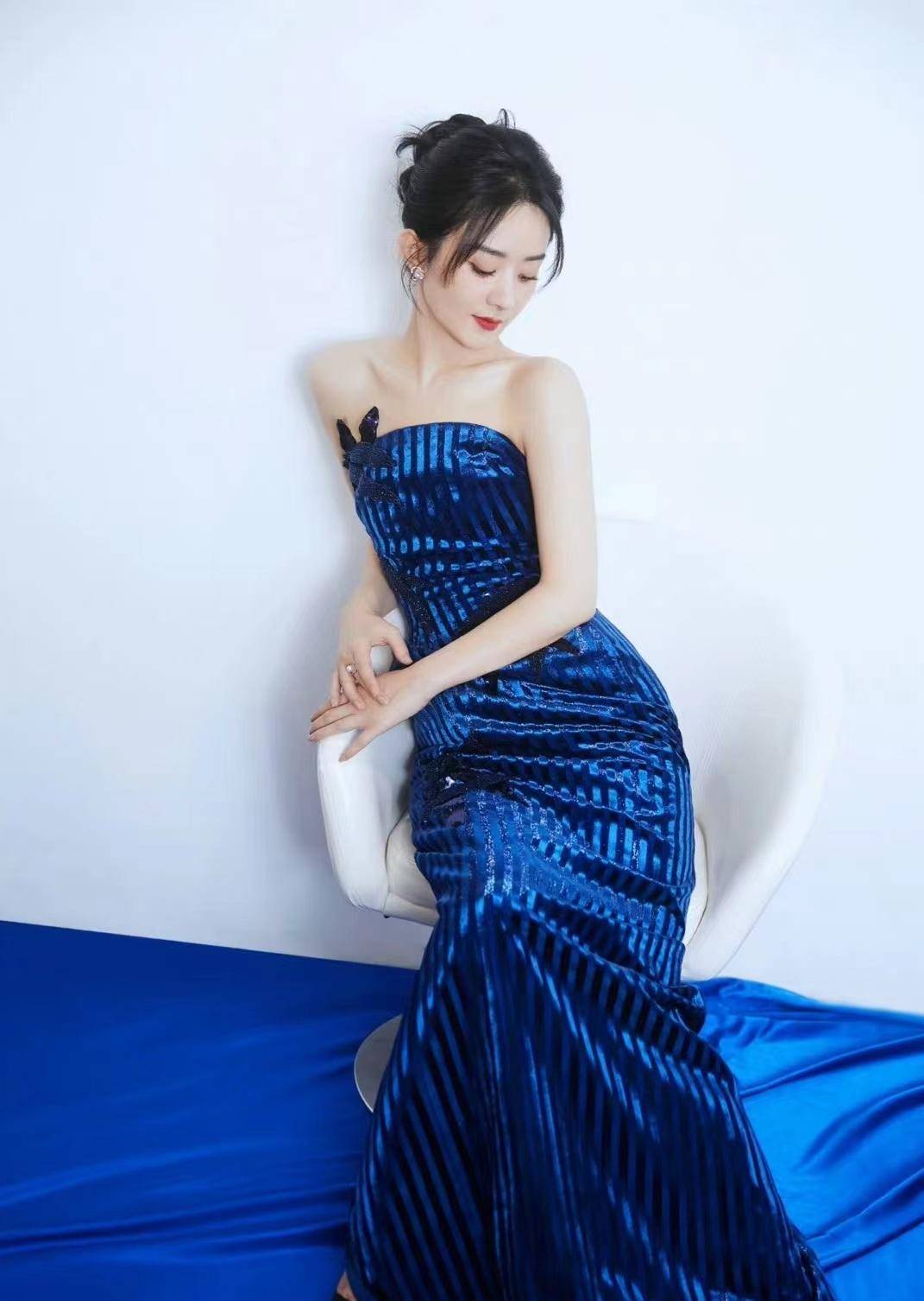 姚敏身穿宝蓝色拖地长裙拍摄,优雅又时尚_赵丽颖_条纹_的设计