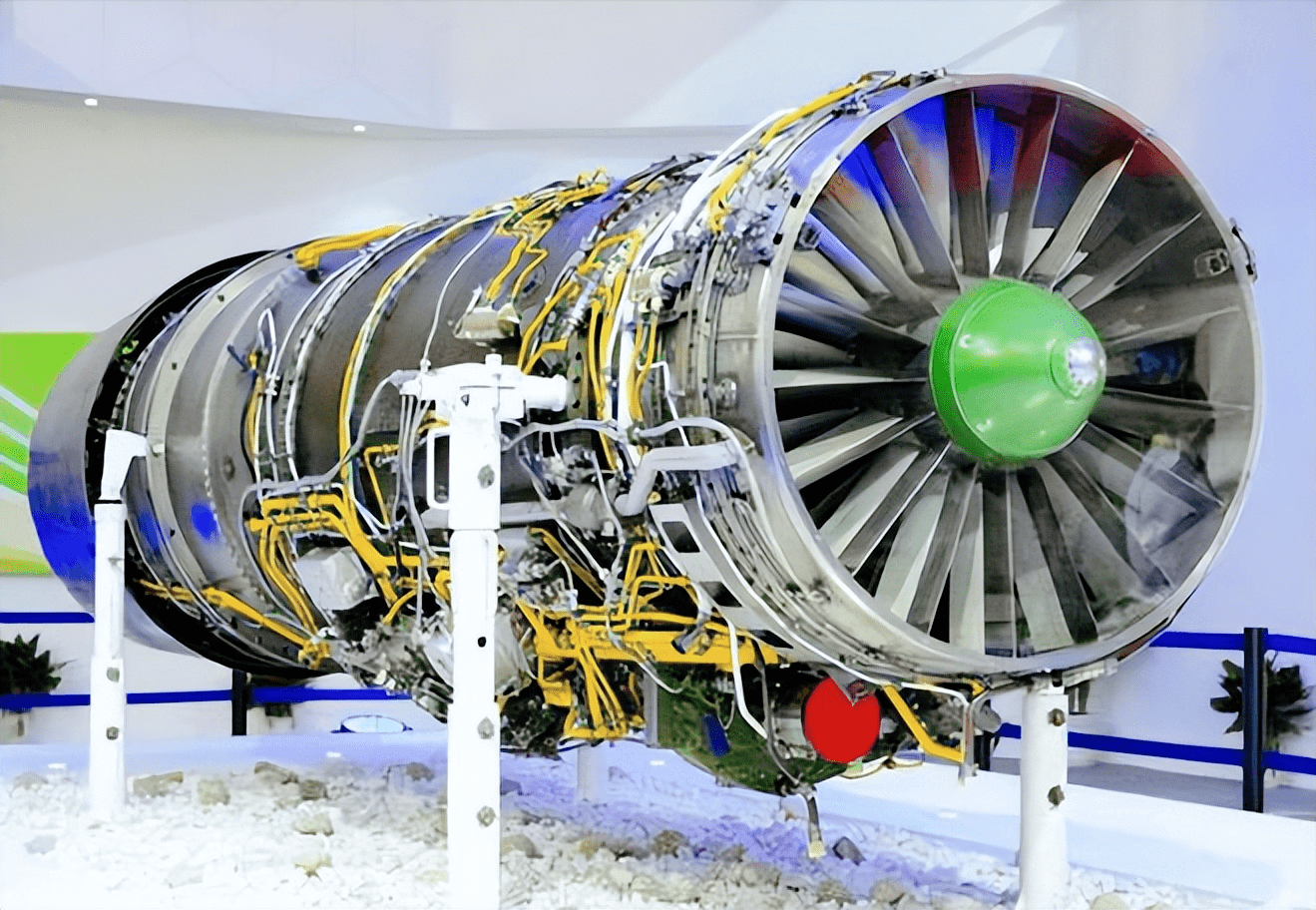 中国每年砸千亿研制航空发动机,为何至今仍落后美国30年?