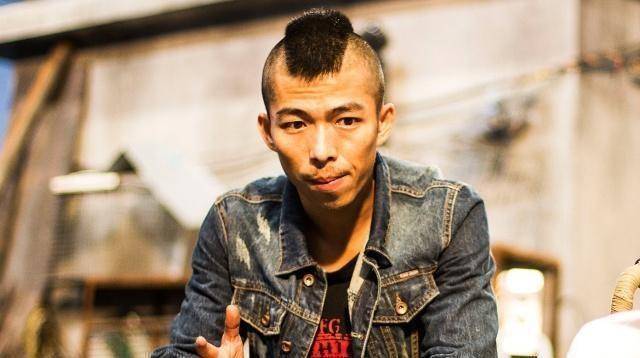 章宇彻底的"炸"了,部部电影超高口碑,痞气黄毛穿起军装帅爆表_小角色