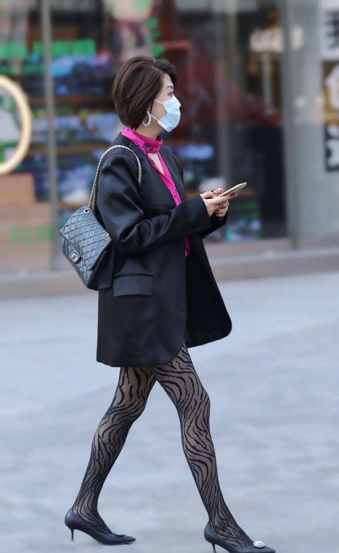 街拍:那天,我走在繁华的商业街,遇见了一位穿黑丝袜的时尚小姐姐_感觉