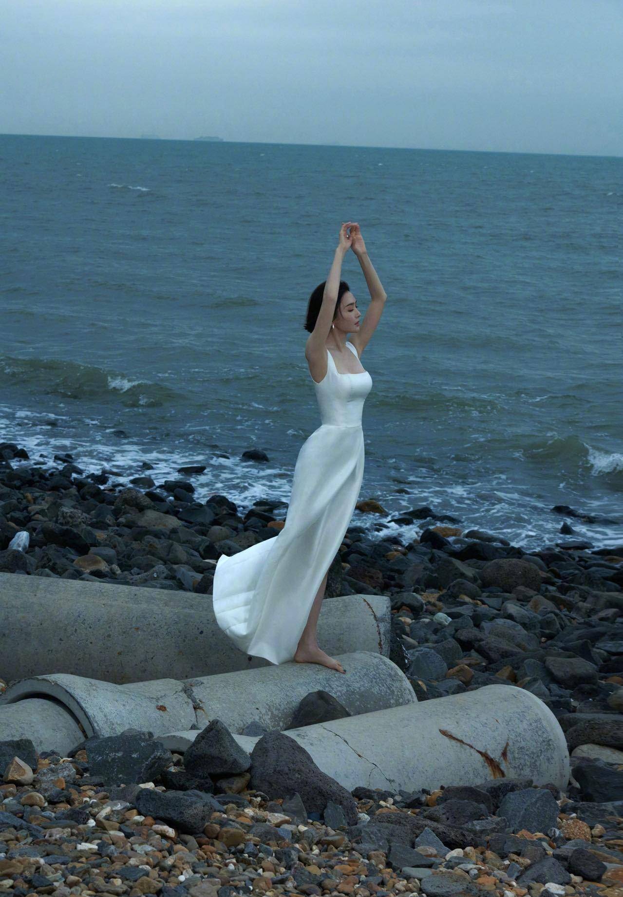 秦岚海边写真大片,身穿白色长裙尽显好身材,是恋爱的状态没错了_姐姐