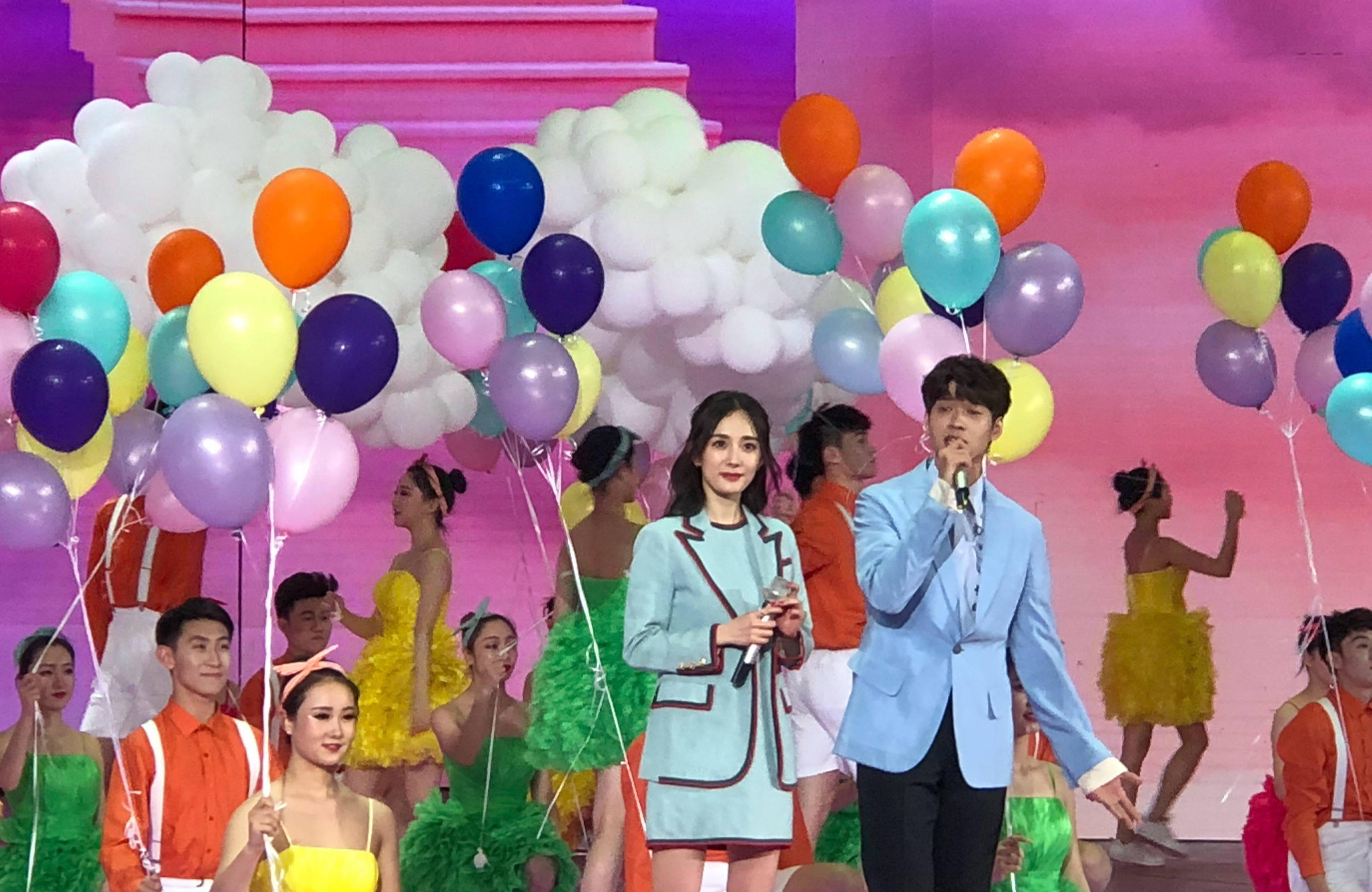 杨颖同框比美,朱一龙白宇隔空炫帅,却被欧阳娜娜抢了风头_王俊凯_晚会