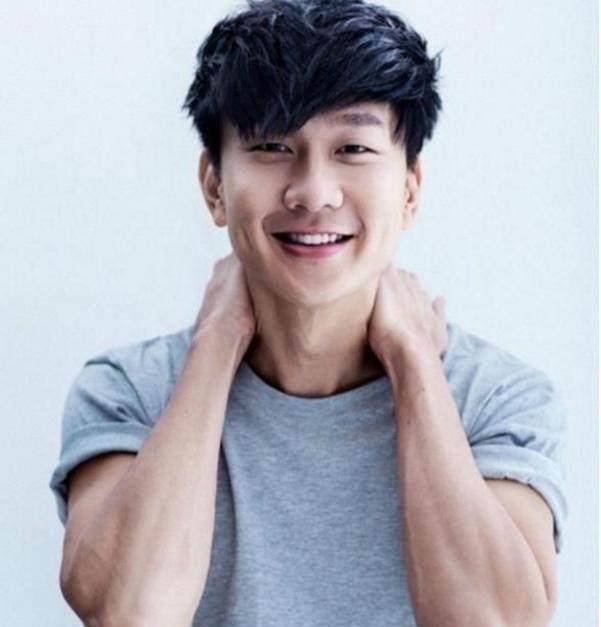 林俊杰早年青涩旧照,杀马特发型成路人,单眼皮小眼睛太会放电!