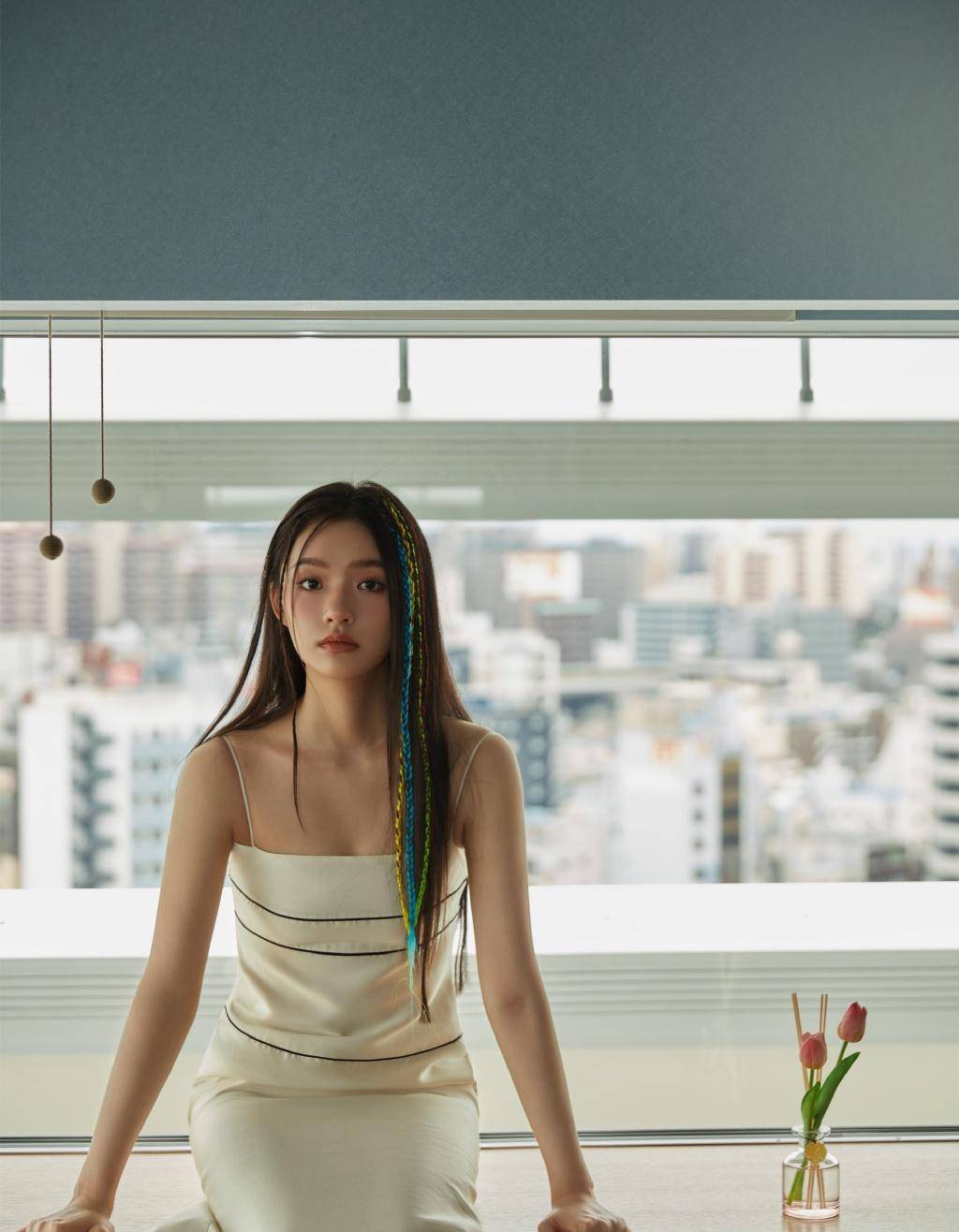 女演员林允分享了一张身穿白色连衣裙在草地上拍照的照片,青春情怀