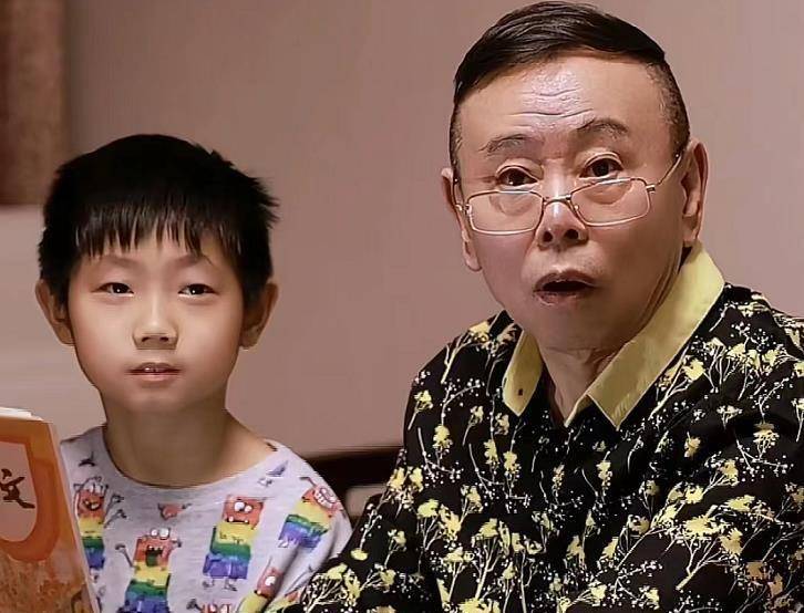 潘长江妻子近照很有钱,祖孙一起游泳太暖了,10岁孙子像爷爷_潘阳_杨云