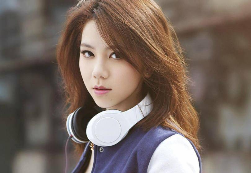 邓紫棋自曝绯闻,称2015年有一个暗恋的人,评论区炸锅了_感情_歌词_首