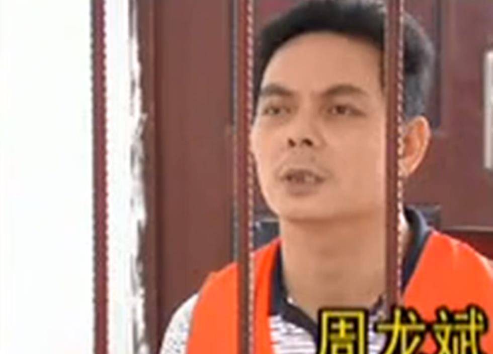 2003年男子当街炸死仇家,入狱一年就被释放,出来后还
