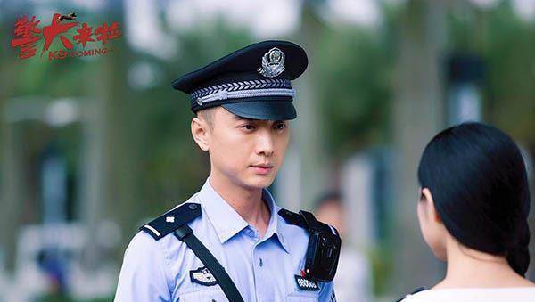 贾景晖伴萌犬成暖男心思缜密爽朗正直从日前曝出的剧照中也可以看出