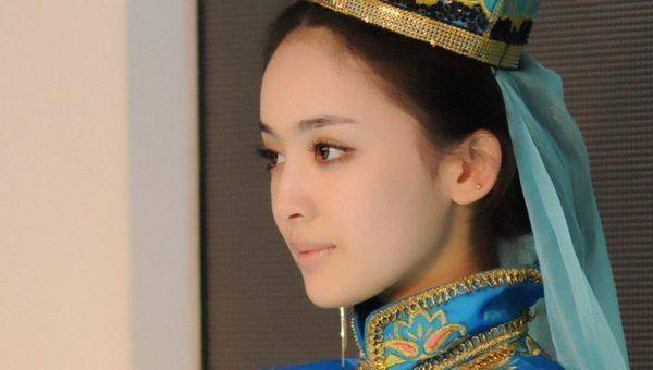 甚至把董洁和邓超的剧照污蔑为娜扎床照,把她和同班同学的合影掺在