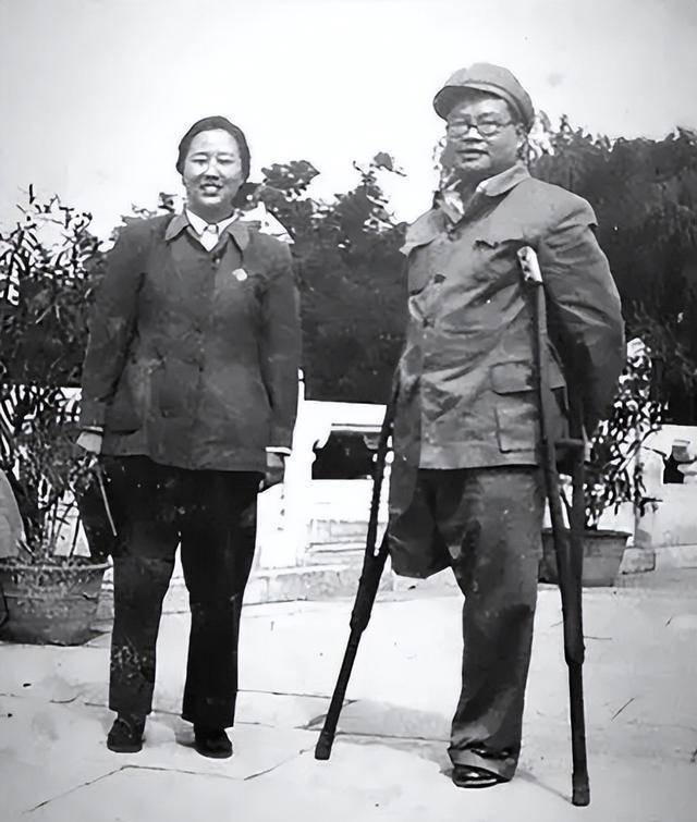 1954年王家烈见到钟赤兵,愧疚道:我罪孽深重,竟打掉将军一条腿_娄山关