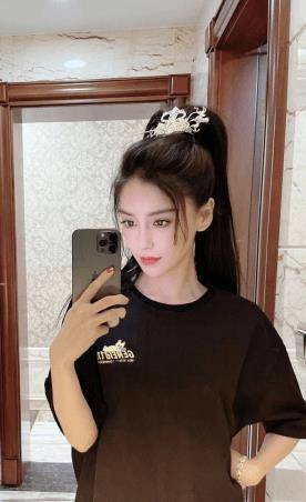 杨颖的ins配图引发热议,网友们对其感情状态议论纷纷.