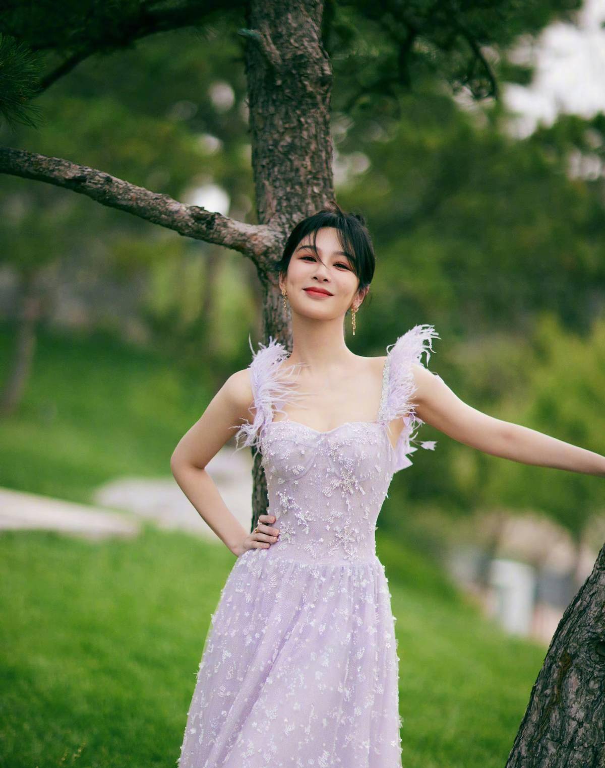 杨紫身穿旗袍,本以为控制不住,突然效果惊人_身材_吊带_网友