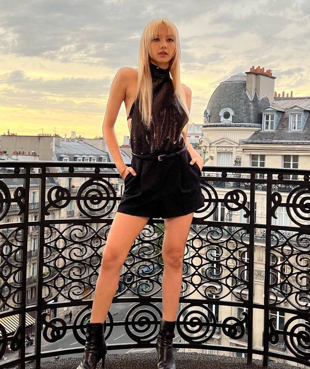 blackpink lisa晒巴黎私照,金发美瞳直角肩,自信时尚性感之美_魅力