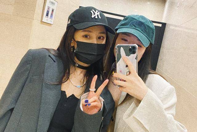 杨幂和闺蜜逛街偶遇,原来路人镜头里的细腰大长腿太吸睛了_毛姐_照片