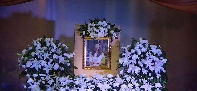 童星乔乔参加妈妈葬礼,现场几度哭瘫被乔爸抱离,亲友骂其人渣_乔妈