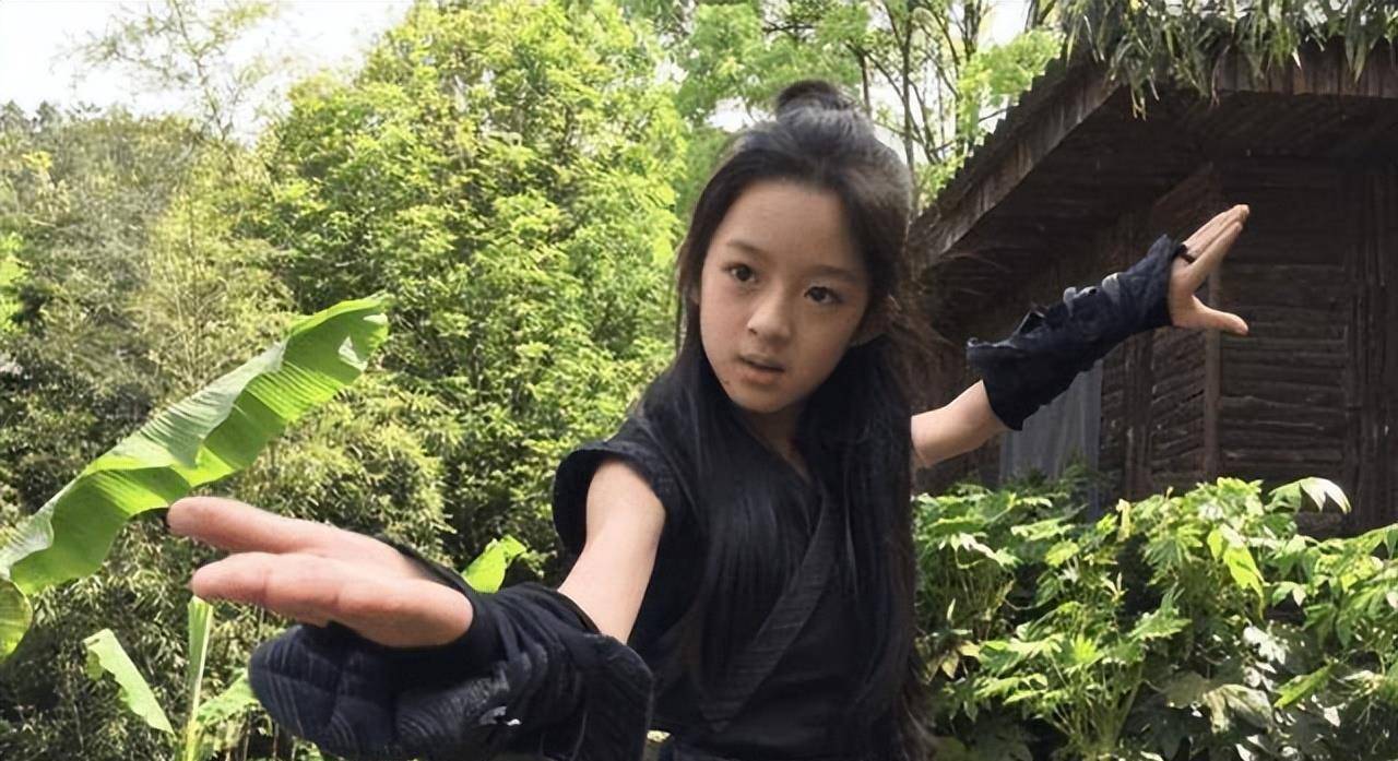 杨幂旗下的最美小童星,演戏有灵气,承包了各路女主的少女时代_莫扎特