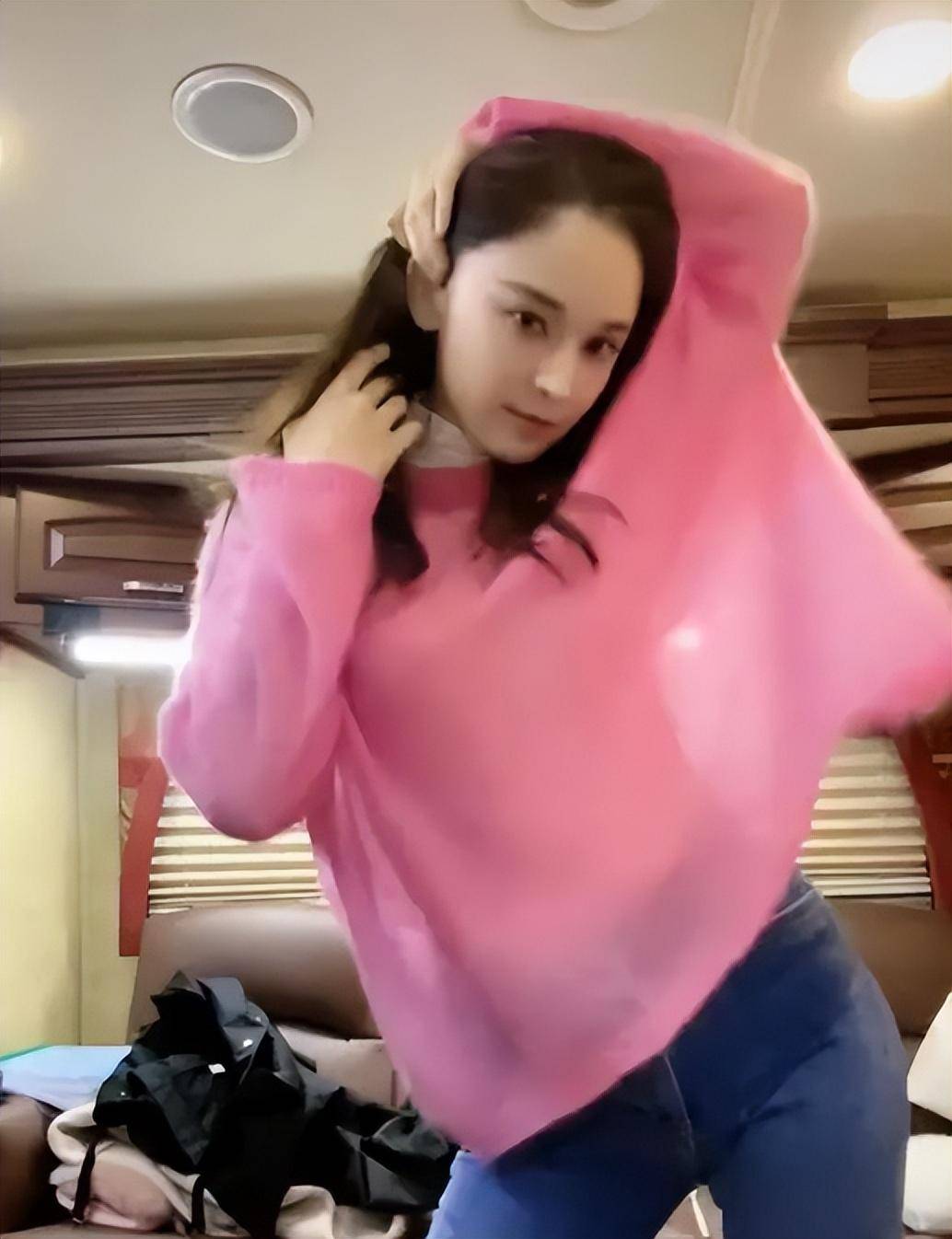 古力娜扎跳舞能有多撩人,宽松上衣难掩细腰,网友:人比舞还娇媚_舞蹈