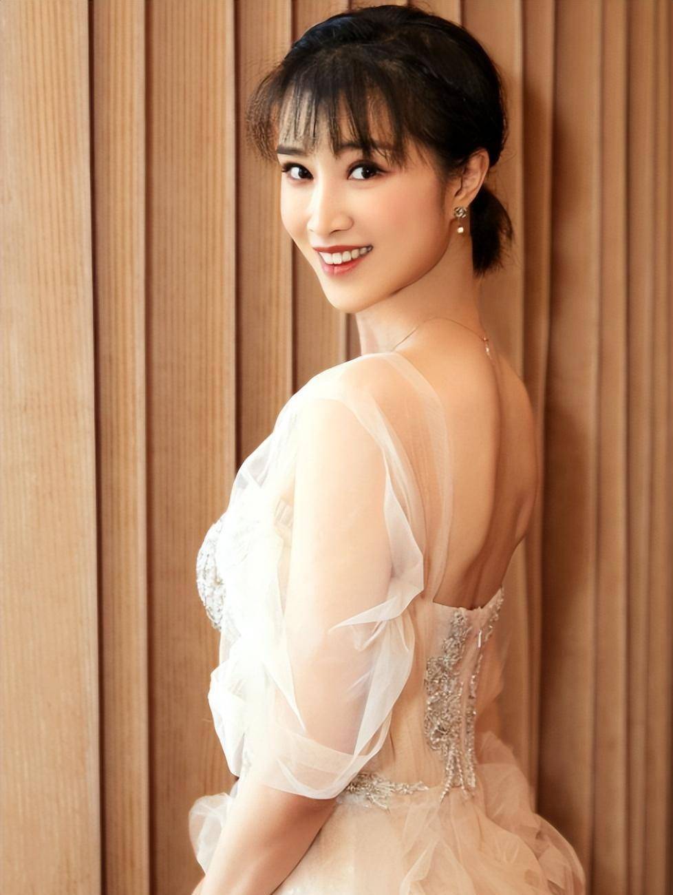 演员奚望在继父刘之冰的支持下一意孤行,她和女儿的遭遇