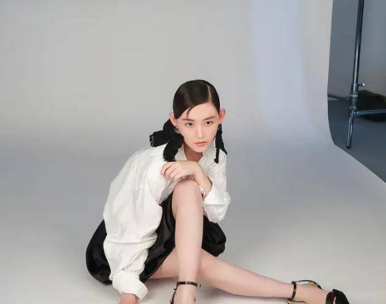 有种"成熟"叫蒋依依,当她坐在地上拍写真,还以为自己看花了眼_感觉