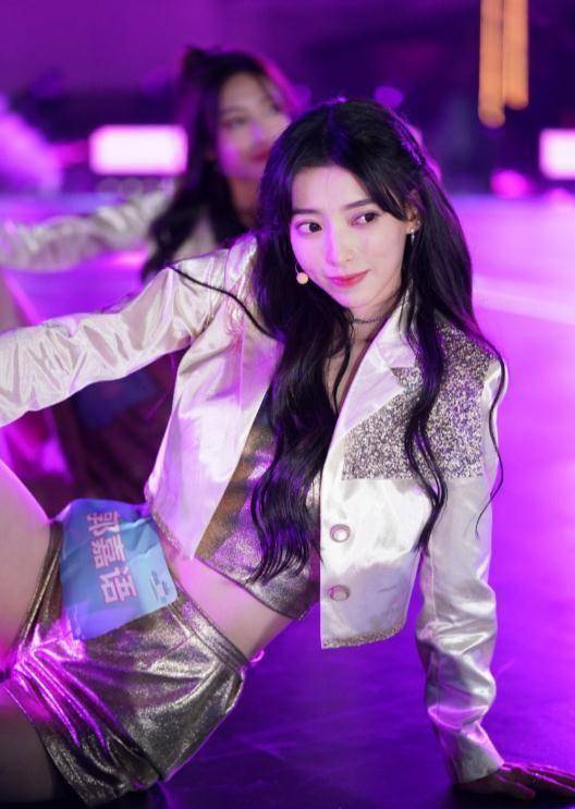 虞书欣伴舞因颜值美上热搜,看日常照后网友:"下一个孔雪儿"