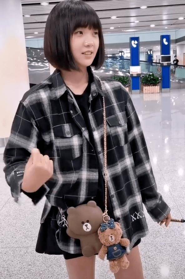 网友视角下的吕小雨,穿超大衬衣现身机场,像个移动的充气娃娃!