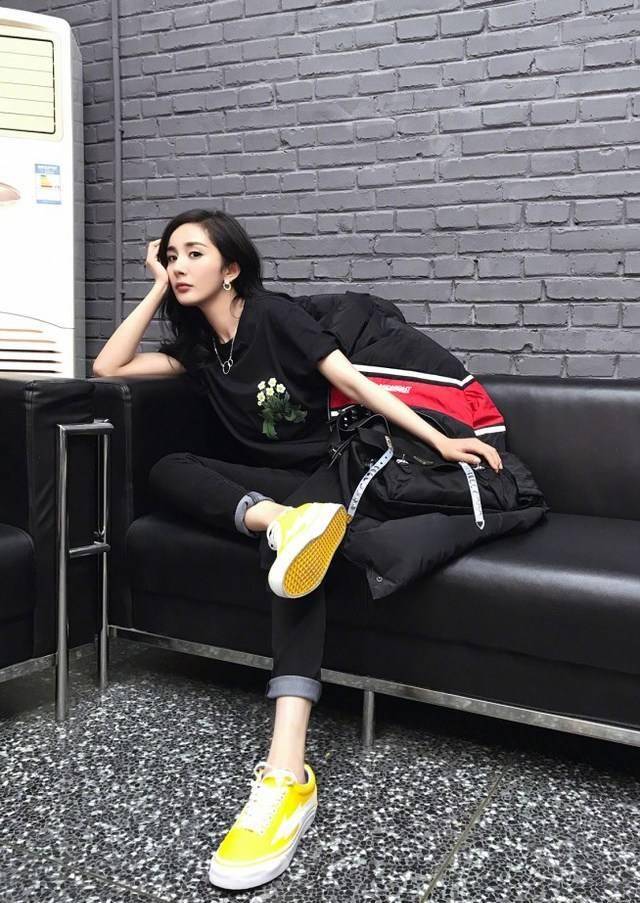 杨幂倚沙发凹造型好美腻!潇洒随性网友:好酷的坐姿_活动_范本_教科书