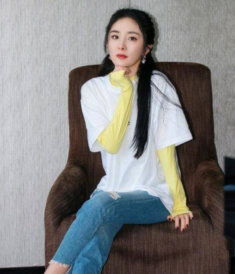 杨幂出席私人派对,戴兔耳朵像"女仆",难怪从来不缺人追_造型_白色