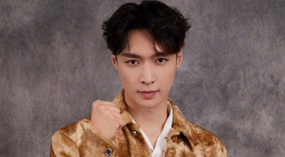 张艺兴户外吸烟被拍,成年人室外吸烟,不影响他人的情况下有错吗_李佳