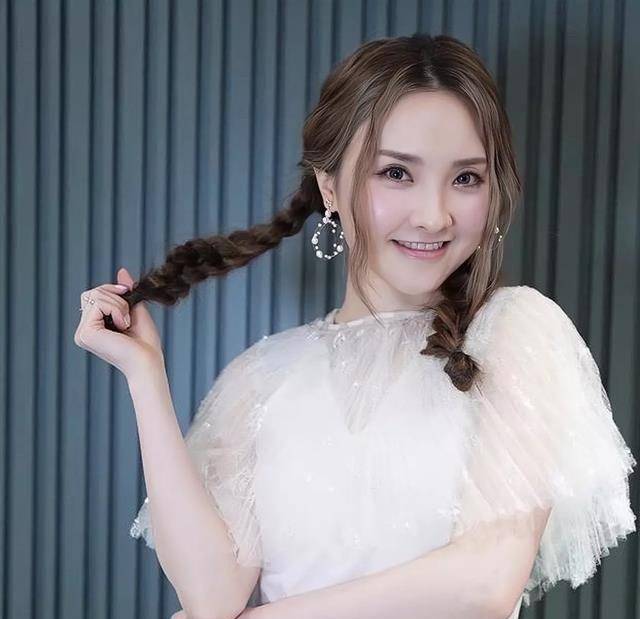 香港知名女歌手林欣彤宣布与男友分手,公开恋情不到半年_anton_媒体