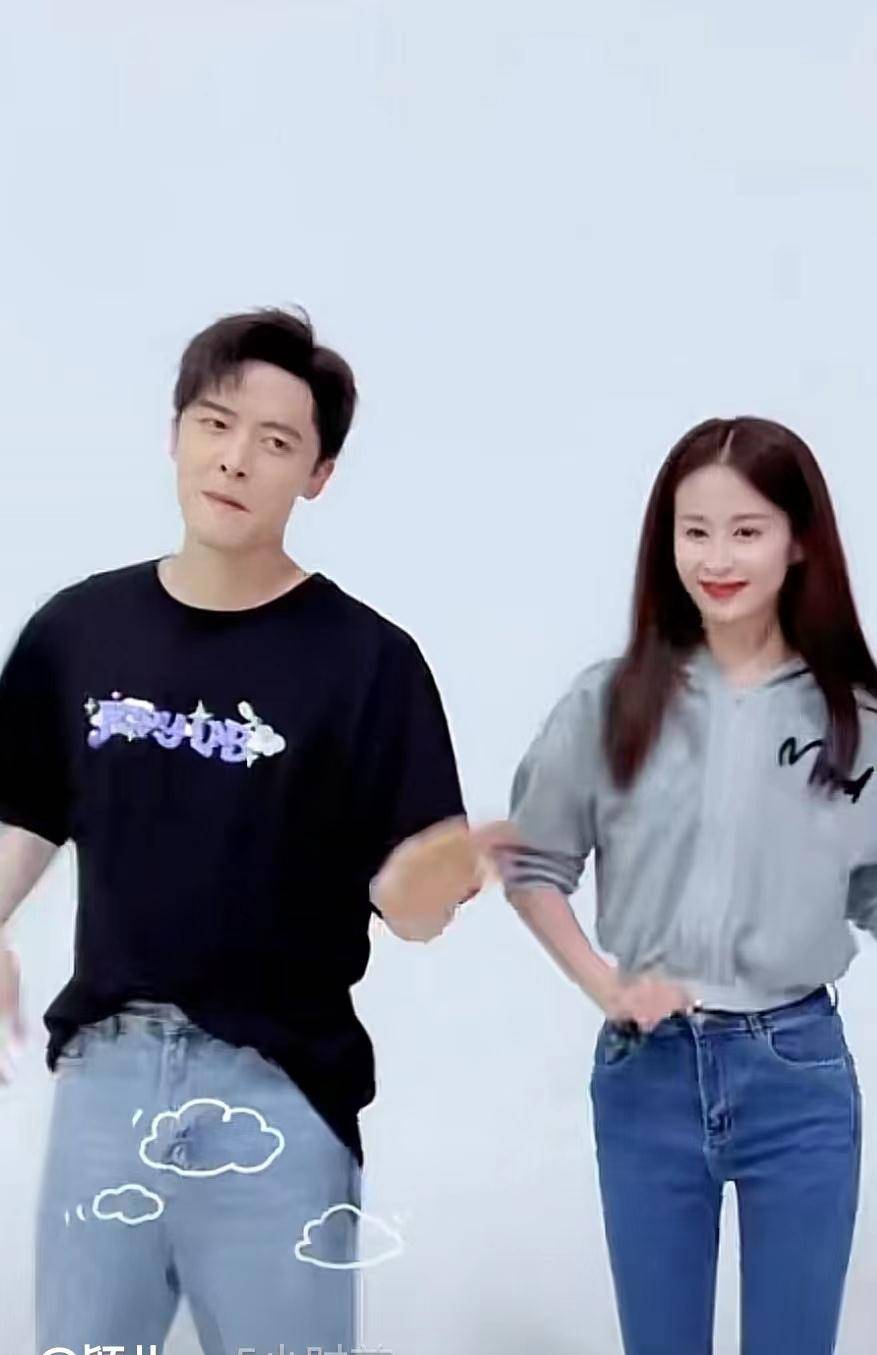 颖儿付辛博合体拍情侣舞,两人合拍一致,对视的时候还忍不住笑场,真是