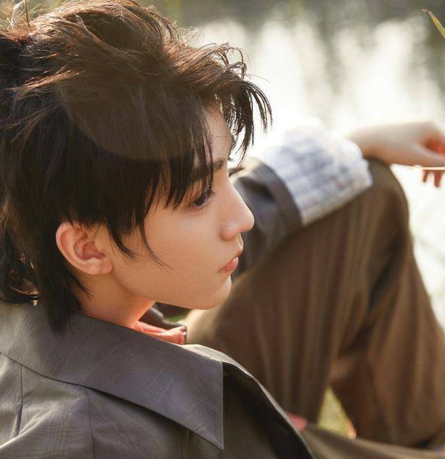 马思纯牵手王俊凯温馨而浪漫,秋天里的小螃蟹唇蜜走进世外桃源_故事