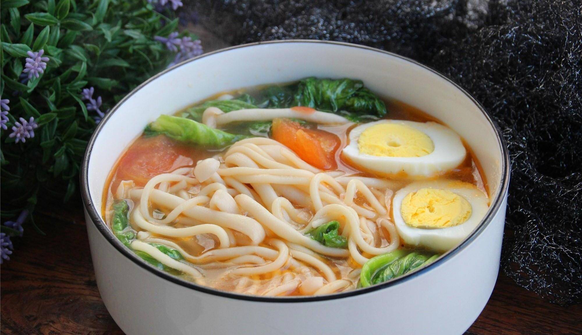 天冷做早餐别犯愁,这道热汤面条的做法,孩子爱吃,热乎乎有营养_西红柿