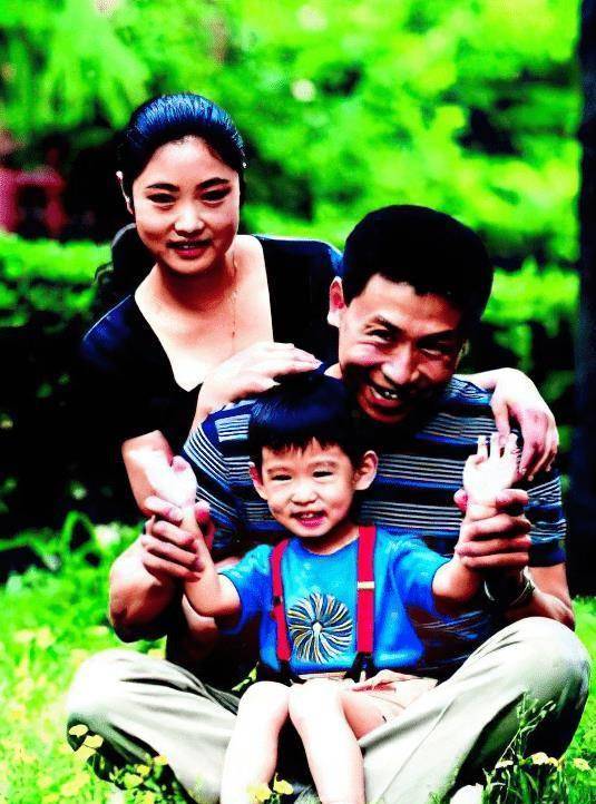 搬进新家后,唐静生下了一个儿子.