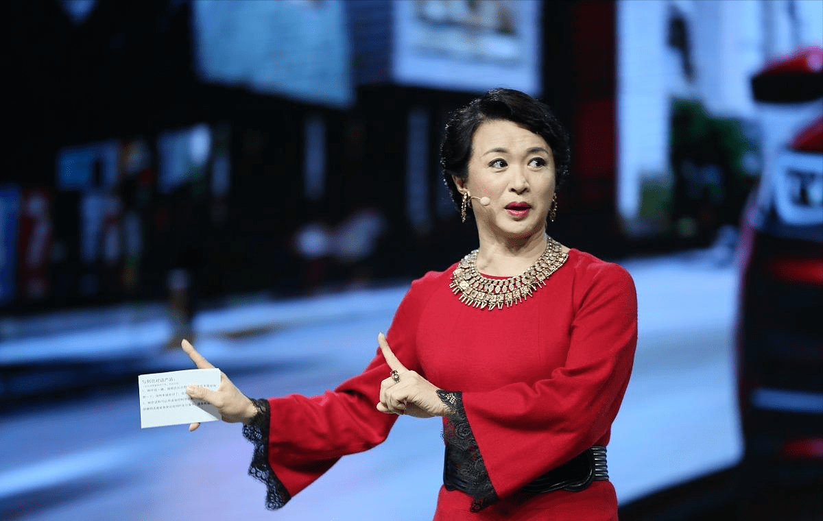 因"穿深v捂胸"言论惹争议,金星再发文回怼热巴粉丝:太做作_女性_问题