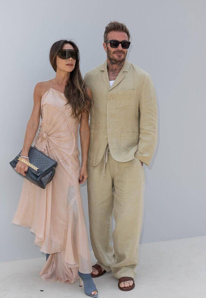 贝克汉姆夫妇现身jacquemus2024春夏巴黎时装周_维多利亚_穿着_深棕色