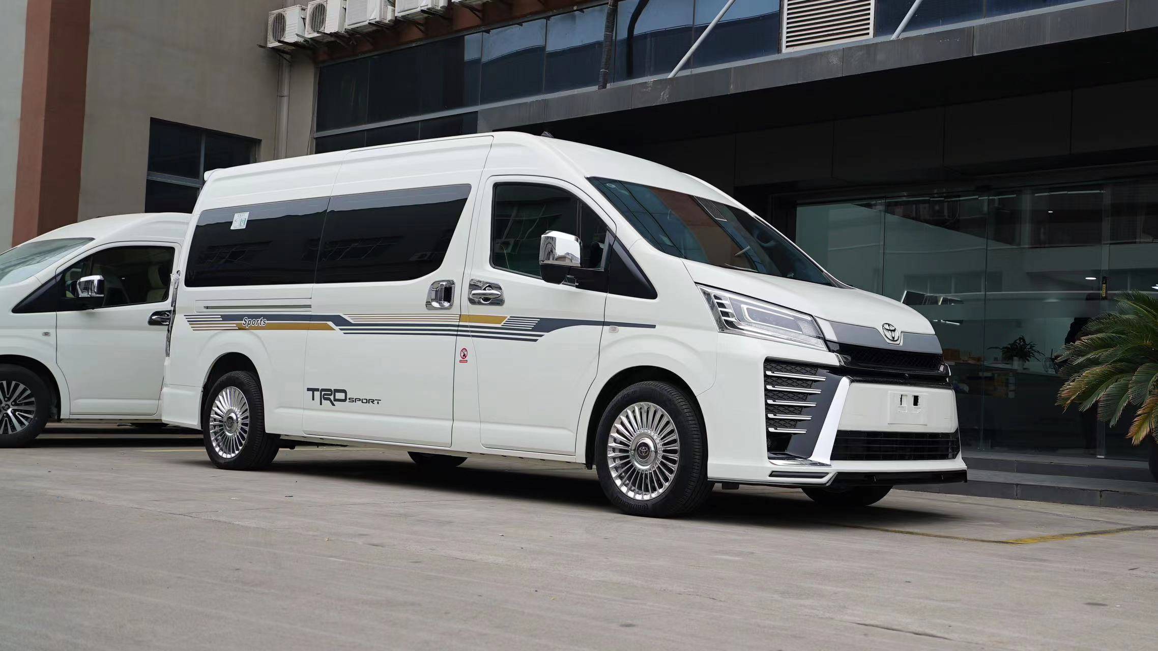 不用全隔断可以完成7 2进座进口丰田海狮hiace绿色内饰威尔法外观