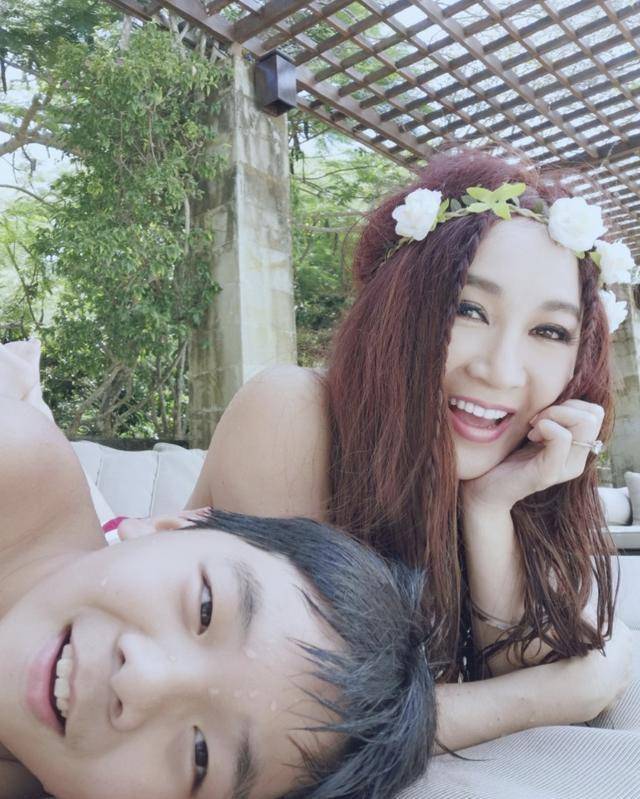 温碧霞庆祝与老公结婚21周年,晒婚礼珍贵照片,表白有你陪伴真好_丈夫