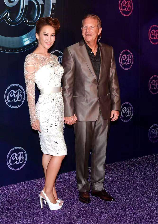 这些照片,貌似恩爱,但如果仔细看的话,李玟的笑容明显不够自然,不像是