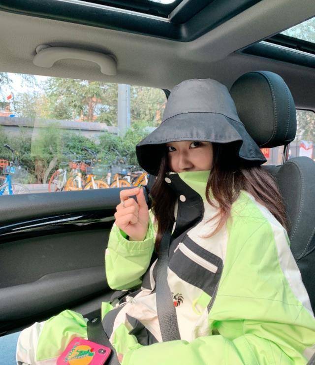 她是《一年级》最有争议的人,22岁穿"无痕液体裤",腿比竹竿细_袁雨萱