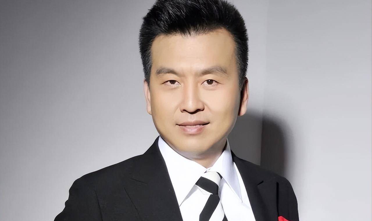 央视主持张泽群:4次高考才成功,55岁老来得子,风光背后有泪水_河南