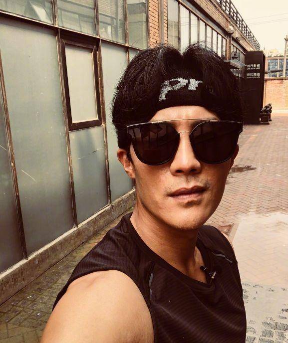 照片里的杜淳,直接拥有8块腹肌,而且肱二头肌肱三头肌比较发达,人鱼线