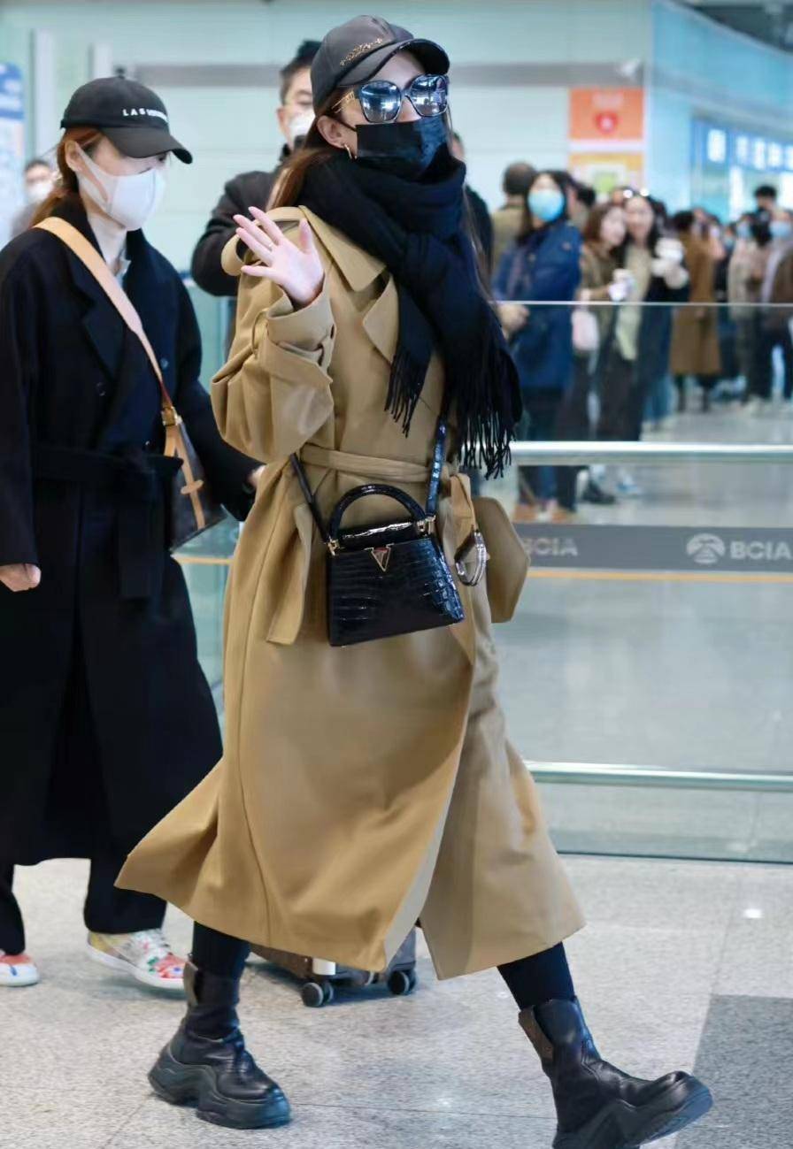 刘亦菲在巴黎看完秀回家,身穿驼色风衣搭配黑色时尚裤,休闲时尚_机场_